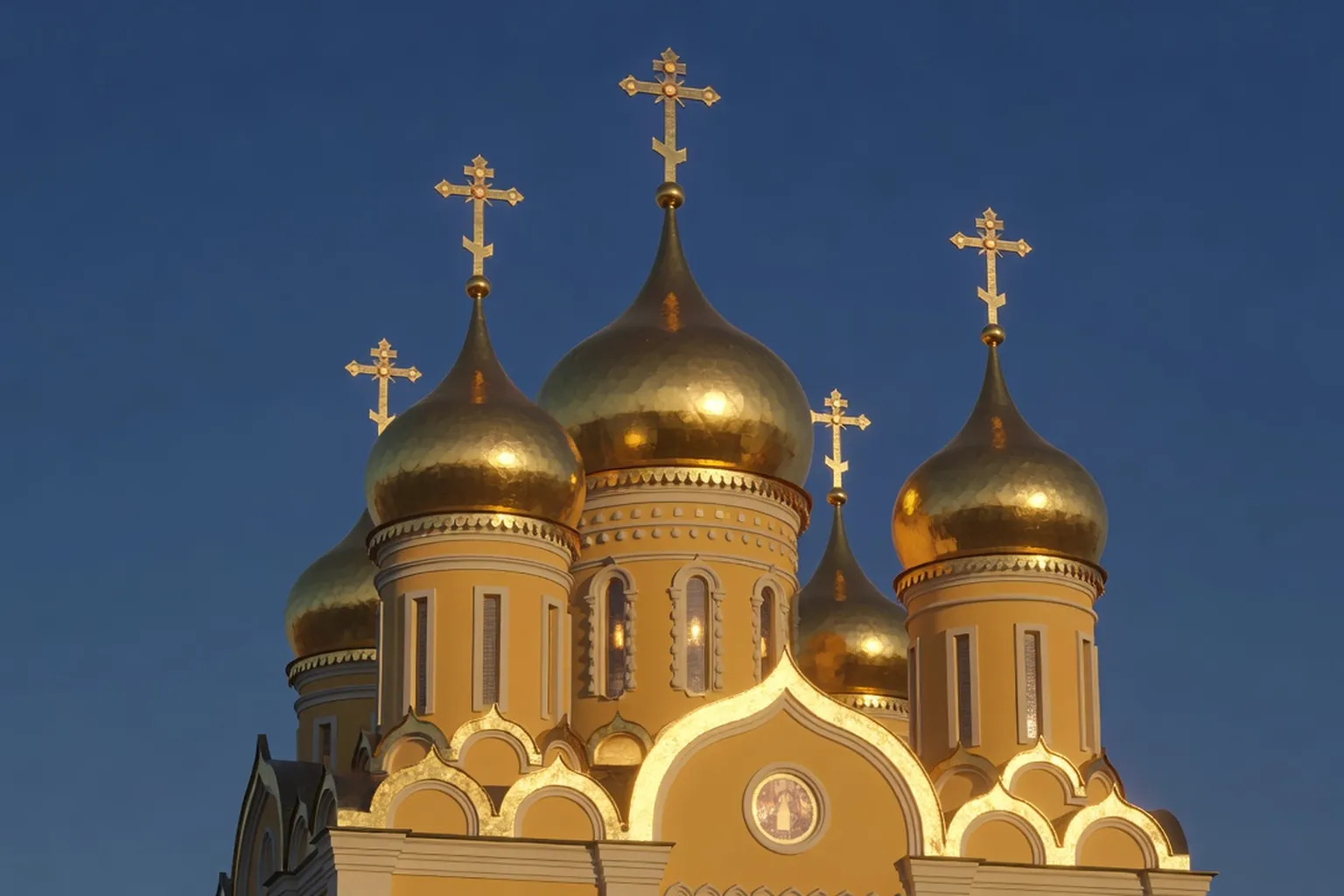 Cinq coupoles bulbes dorées d'une cathédrale orthodoxe russe