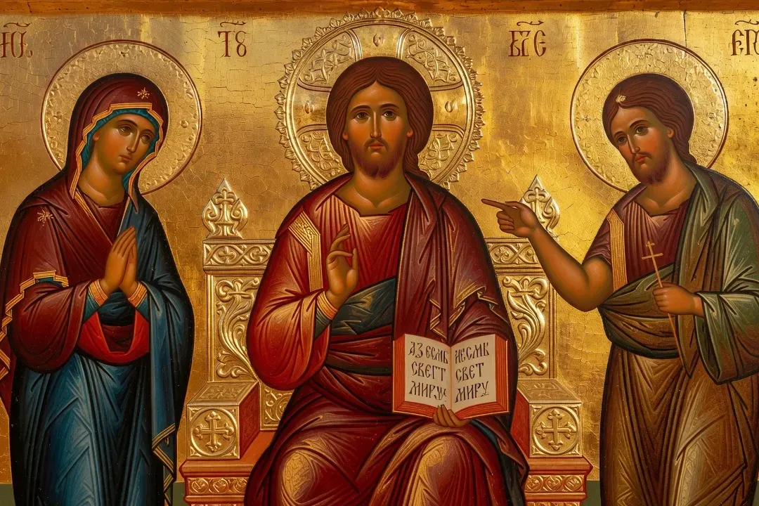 Détail du Deesis de l'iconostase orthodoxe russe — Christ Pantocrator au centre, Mère de Dieu et Jean-Baptiste en intercession, fonds dorés